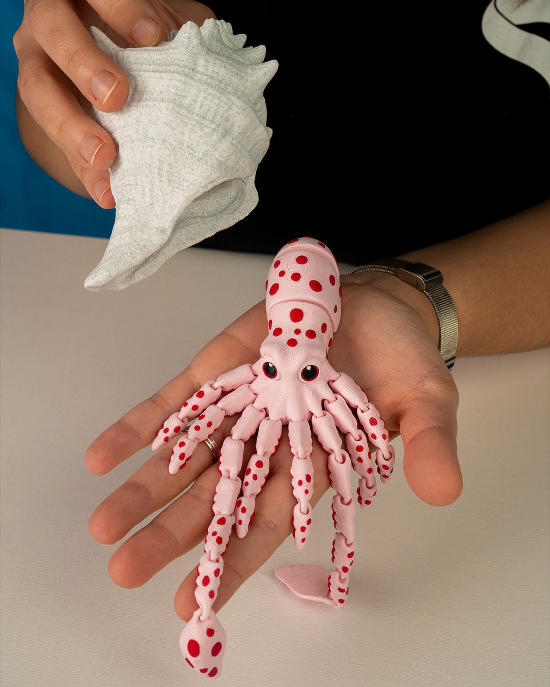 Articulated home decor gift piece