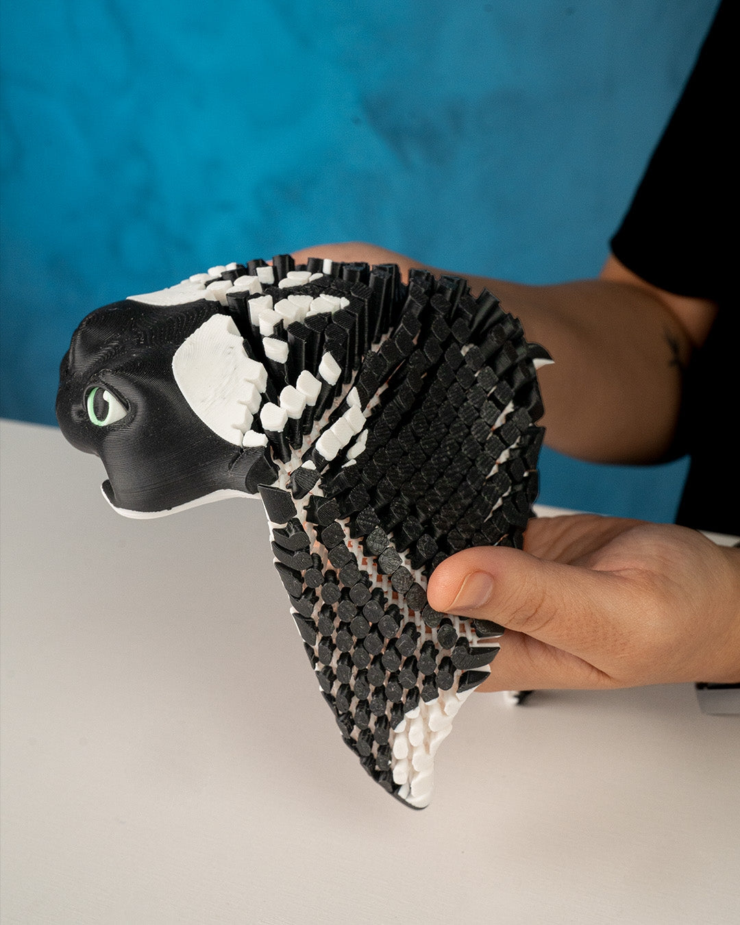 Articulated home decor gift piece