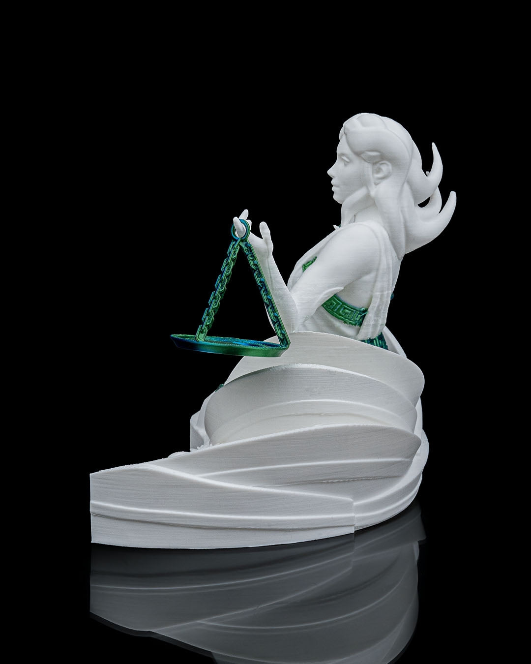 Articulated home decor gift piece