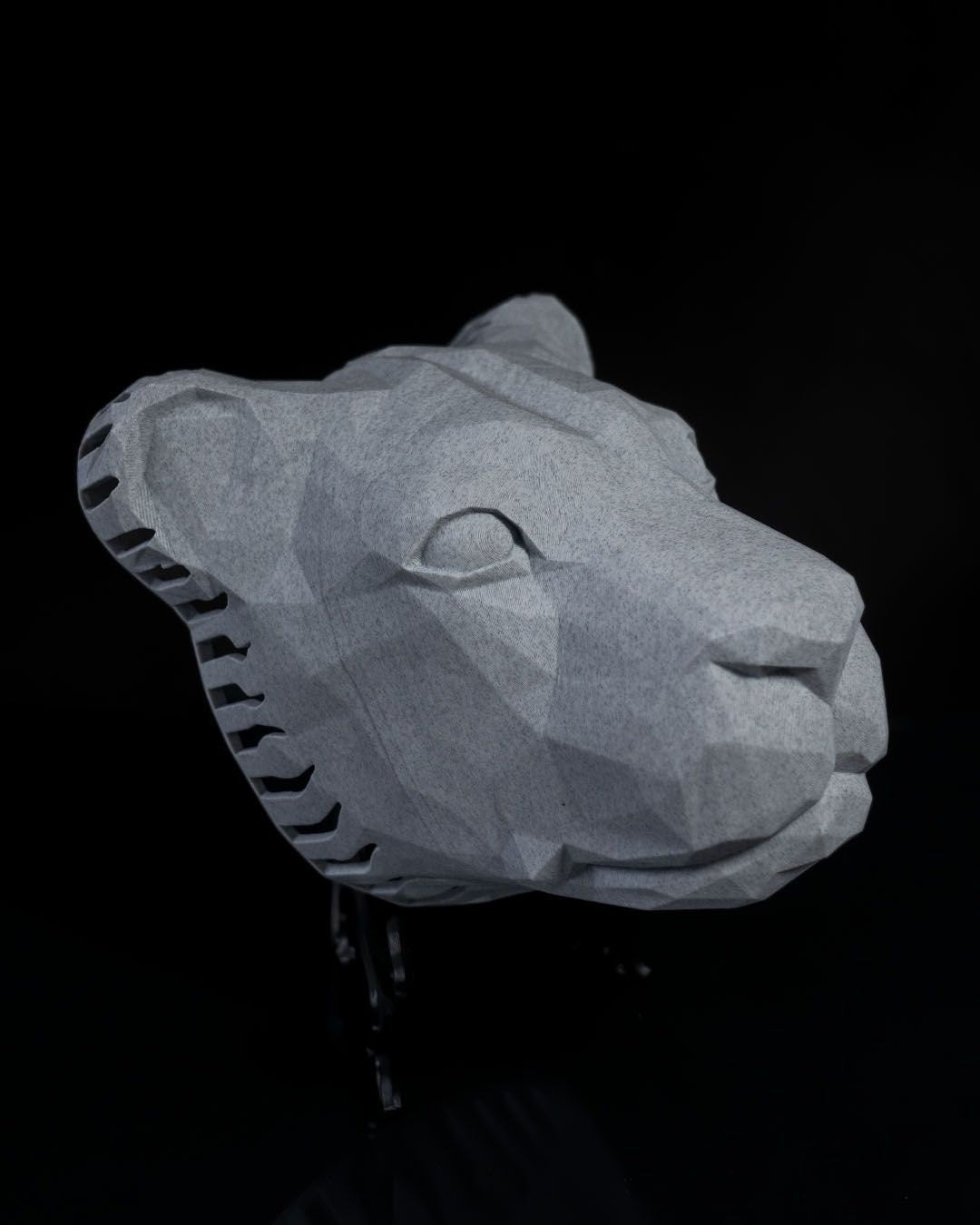 Articulated home decor gift piece